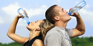 Consumo principale dell'acqua con nutrizione reale